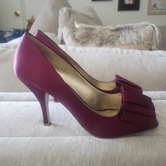 Beautiful Tuxedo Bow Style 4 inch Wine Satin Nine West Pump and Clutch Set - Picture 6 of 10